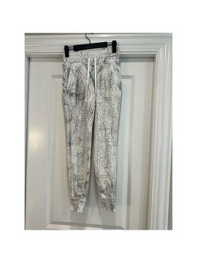 Lululemon Women's Warm Down Jogger Pants Size 0 Multicolor Geometric Casual